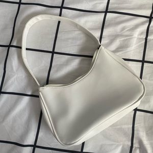 Simple white purse for any fancy occasion (brand LOVEVOOK)